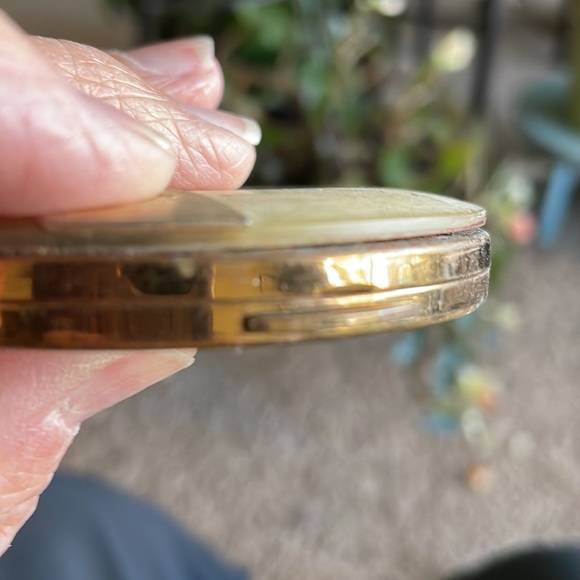 Antique compact. There is still a tiny amount of powder. - Picture 3 of 4